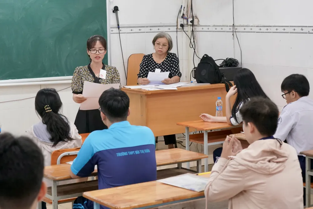 Thí sinh nghe phổ biến quy chế thi tại phòng thi, điểm thi Trường THPT Bùi Thị Xuân, quận 1. Ảnh: HOÀNG HÙNG