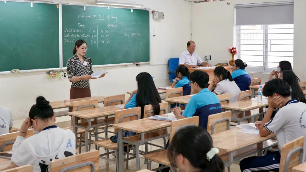 Thí sinh nghe phổ biến quy chế thi tại phòng thi, điểm thi Trường THPT Bùi Thị Xuân, quận 1. Ảnh: HOÀNG HÙNG