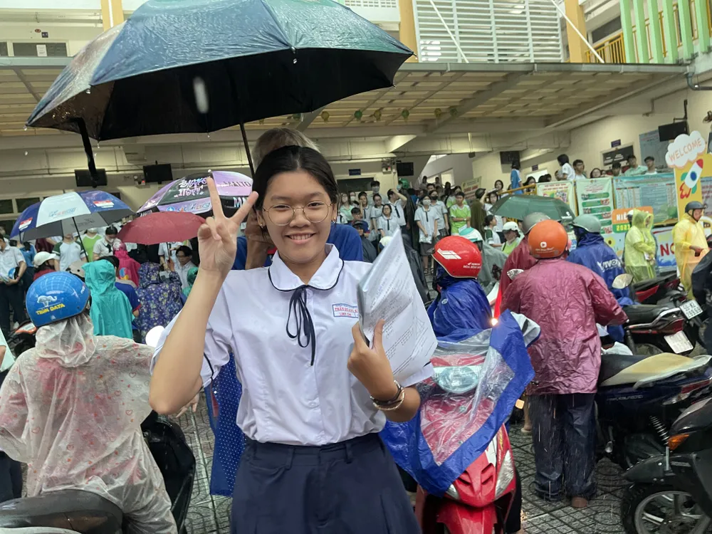 Thí sinh sau khi hoàn thành môn Toán, tại điểm thi Trường THCS Phú Thọ, quận 11, dưới cơn mưa lớn ngay sau giờ thi. Ảnh: HOÀNG HÙNG