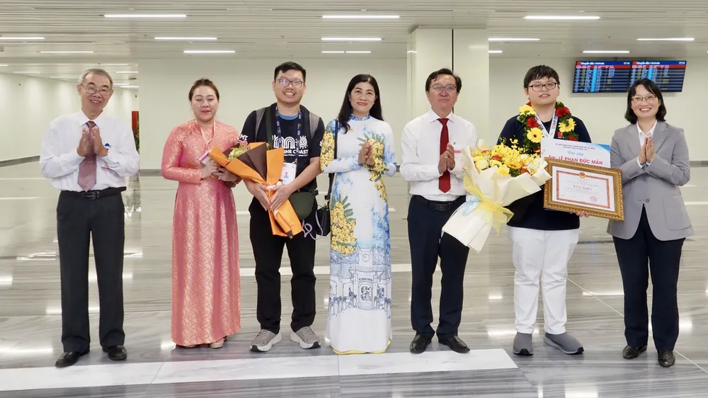 UBND TPHCM, Sở GD-ĐT đón em Lê Phan Đức Mân, học sinh Trường THPT Chuyên Lê Hồng Phong, đạt Huy chương Bạc Kỳ thi Olympic Quốc tế năm 2025