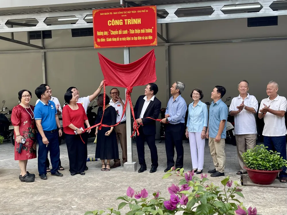 Lãnh đạo phường Phú Định, Ban Quản trị chung cư Mỹ Phúc và đại diện Ban Công tác Mặt trận Khu phố 53 thực hiện nghi thức gắn bảng công trình “Điểm sạc xanh” tại chung cư Mỹ Phúc.