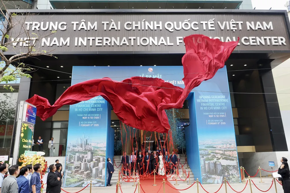 Các đại biểu thực hiện nghi thức khánh thành Trung tâm Tài chính quốc tế Việt Nam tại TPHCM. Ảnh: HOÀNG HÙNG