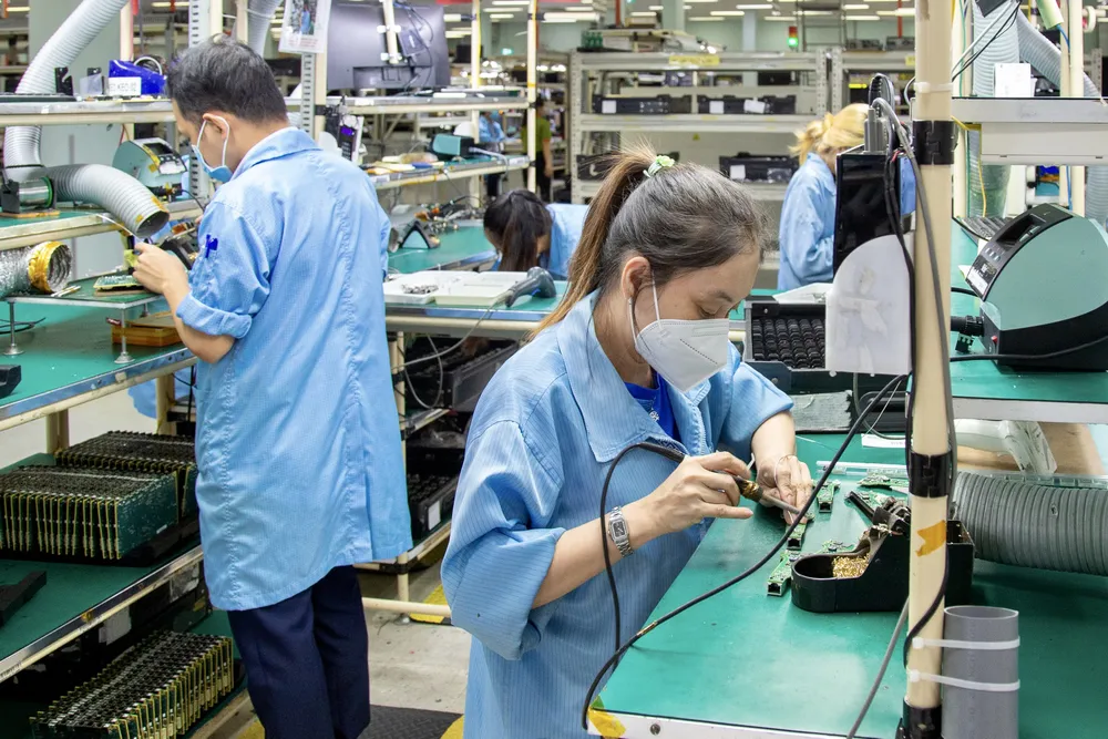 Công nhân làm việc trên dây chuyền sản xuất thiết bị điện tử tại Công ty Datalogic, Khu Công nghệ cao TPHCM. Ảnh: HOÀNG HÙNG