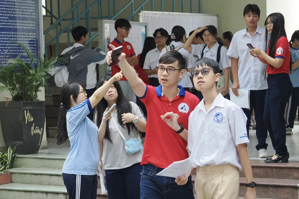 Tình nguyện viên hỗ trợ thí sinh tìm phòng thi trước Kỳ thi tuyển sinh vào lớp 10 THPT năm học 2026-2027 tại điểm thi Trường THPT Lương Thế Vinh, phường Cầu Ông Lãnh. ẢNH: HOÀNG HÙNG.
