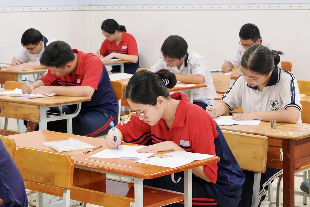 Thí sinh làm bài thi môn Ngữ văn, môn thi đầu tiên của kỳ thi tốt nghiệp THPT năm 2026, tại điểm thi Trường THPT Bùi Thị Xuân, phường Bến Thành, TPHCM sáng 11-06. Ảnh: HOÀNG HÙNG