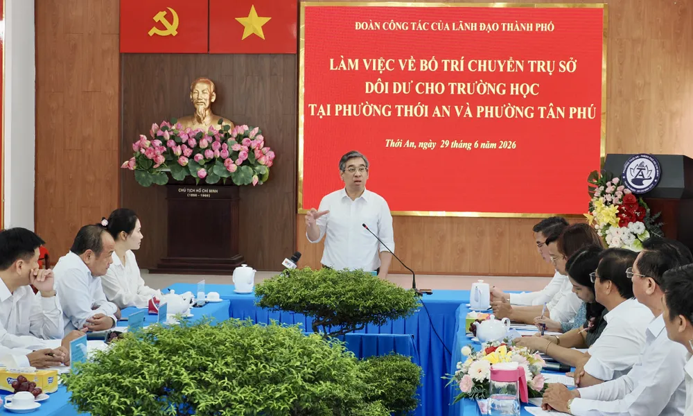 Ủy viên Trung ương Đảng, Phó Bí thư Thành ủy, Chủ tịch Ủy ban Mặt trận Tổ quốc Việt Nam TPHCM Nguyễn Phước Lộc phát biểu tại buổi làm việc về phương án bố trí, chuyển đổi cơ sở dôi dư phục vụ phát triển trường học tại phường Thới An, TPHCM. ẢNH: HOÀNG HÙNG.