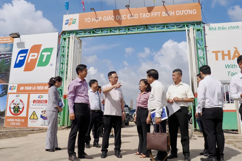 Đồng chí Đặng Minh Thông, Phó Bí thư Thành ủy TPHCM cùng đoàn công tác khảo sát tiến độ thi công dự án Tổ hợp Giáo dục FPT. Ảnh: HOÀNG HÙNG