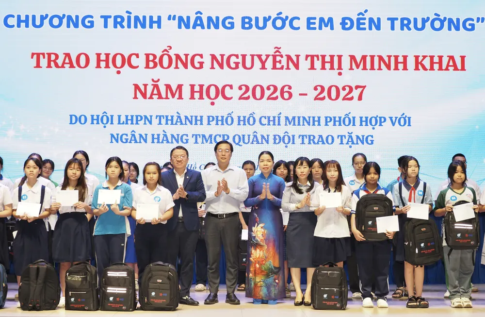 Phó Bí thư Thường trực Thành ủy TPHCM Lê Quốc Phong trao học bổng Nguyễn Thị Minh Khai và quà tặng cho các em học sinh trong Chương trình “Nâng bước em đến trường” năm 2026. Ảnh: HOÀNG HÙNG