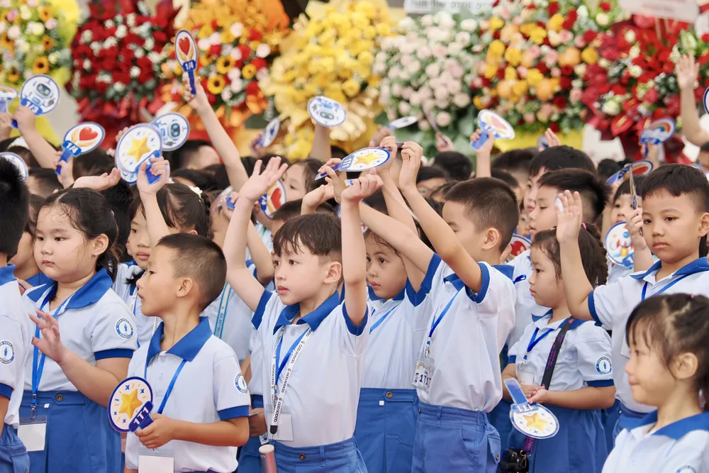 Học sinh lớp 1 Trường Tiểu học Trần Hưng Đạo (phường Cầu Ông Lãnh, TPHCM) hào hứng trong nghi thức chào đón học sinh lớp 1 tại lễ khai giảng năm học 2026-2027. Ảnh: HOÀNG HÙNG