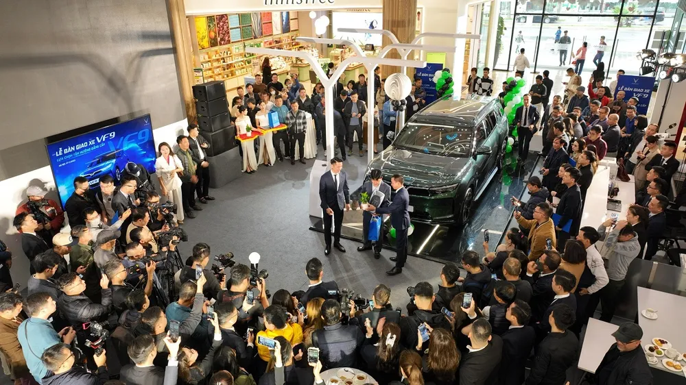 Lễ bàn giao xe VF 9 cho các khách hàng đầu tiên tại Việt Nam được VinFast tổ chức sáng 27-3-2023 tại các showroom VinFast Ocean Park (Hà Nội), VinFast Ngô Quyền (Đà Nẵng) và VinFast Landmark 81 (TP. HCM), thu hút sự quan tâm, chú ý của đông đảo khách hàng