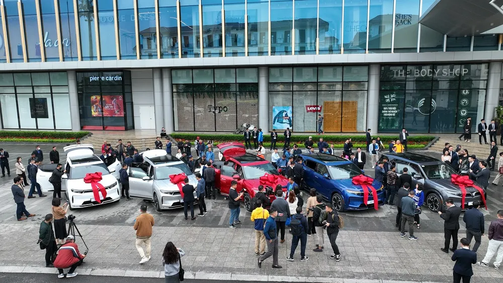 Tại mỗi địa điểm, VinFast bàn giao xe cho 9 khách hàng tiên phong. Các khách hàng còn lại sẽ được VinFast lần lượt bàn giao xe tại showroom hoặc tại nhà theo đúng số thứ tự đặt cọc