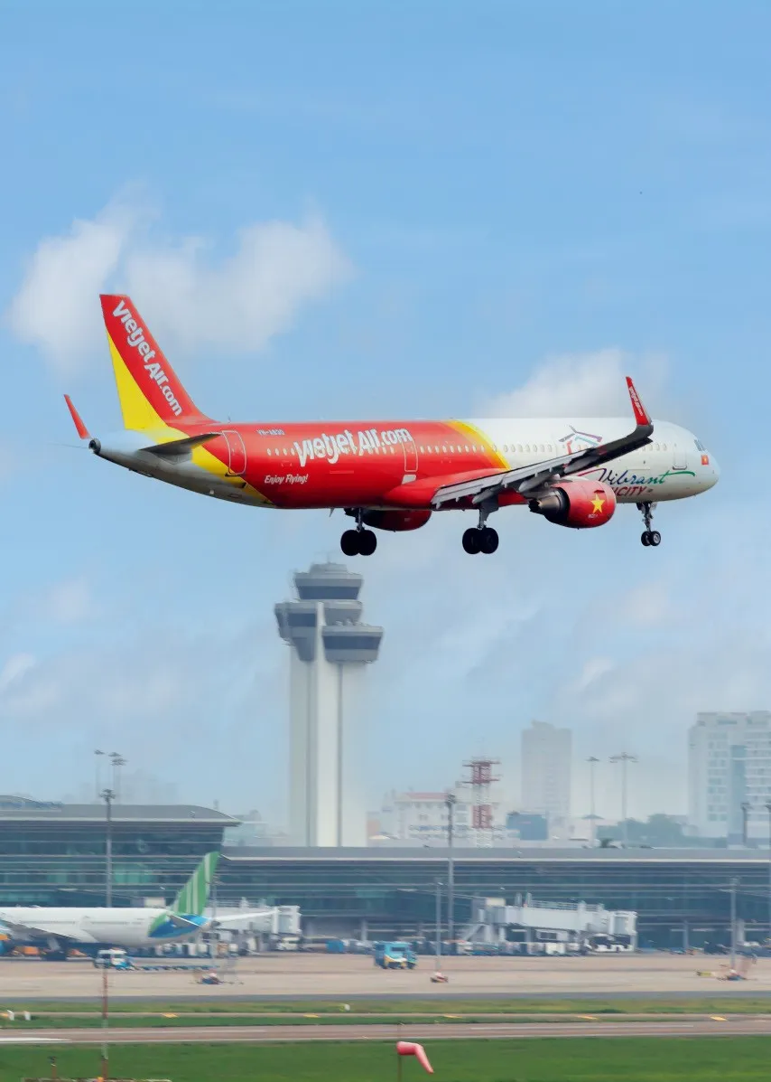 Máy bay Vietjet mang biểu tượng du lịch TPHCM vừa hạ cánh tại Tân Sơn Nhất Máy bay Vietjet mang biểu tượng du lịch TPHCM vừa hạ cánh tại Tân Sơn Nhất