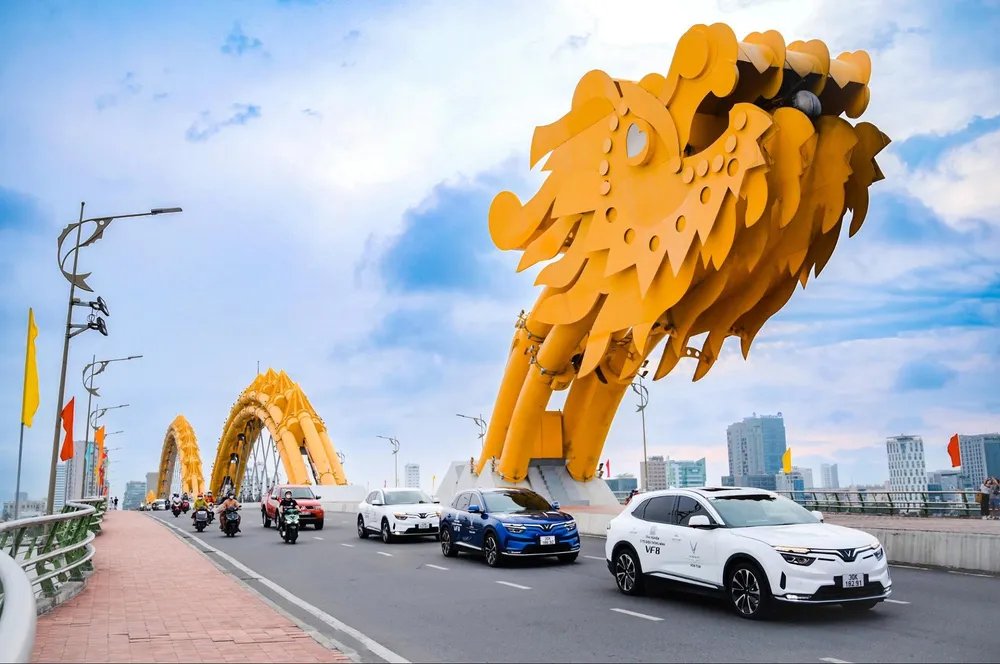 Từ cuối tháng 4, đoàn diễu hành gồm những chiếc xeVinFast VF e34 và VF 8 trở thành tâm điểm chú ý của người dân Đà Nẵng trong hoạt động quảng bá cho sự kiện VinFast IRONMAN 70.3 Việt Nam 2023. Đoàn xe đã đi qua các tuyến phố lớn và những điểm tham quan nổi tiếng của thành phố đáng sống nhất Việt Nam Từ cuối tháng 4, đoàn diễu hành gồm những chiếc xeVinFast VF e34 và VF 8 trở thành tâm điểm chú ý của người dân Đà Nẵng trong hoạt động quảng bá cho sự kiện VinFast IRONMAN 70.3 Việt Nam 2023. Đoàn xe đã đi qua các tuyến phố lớn và những điểm tham quan nổi tiếng của thành phố đáng sống nhất Việt Nam