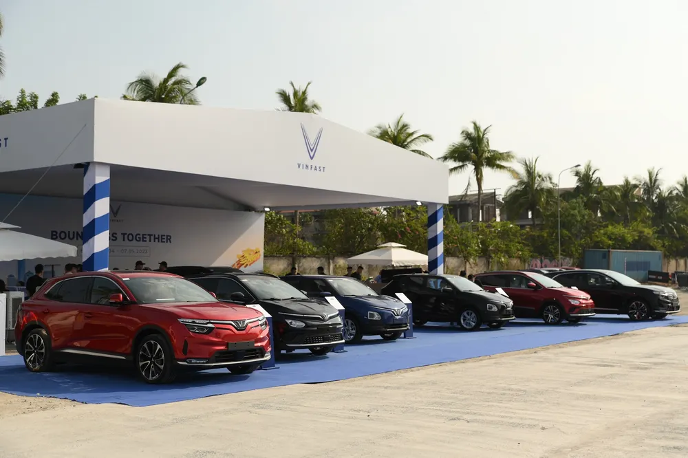 Trong 4 ngày từ 4-5 đến 7-5-2023, VinFast tổ chức chương trình lái thử 4 mẫu xe điện VF 5 Plus, VF e34, VF 8 và VF 9, mang đến cho công chúng cơ hội trải nghiệm thực tế để cảm nhận chân thực nhất khả năng vận hành và những tính năng công nghệ thông minh vượt trội của các mẫu xe Trong 4 ngày từ 4-5 đến 7-5-2023, VinFast tổ chức chương trình lái thử 4 mẫu xe điện VF 5 Plus, VF e34, VF 8 và VF 9, mang đến cho công chúng cơ hội trải nghiệm thực tế để cảm nhận chân thực nhất khả năng vận hành và những tính năng công nghệ thông minh vượt trội của các mẫu xe