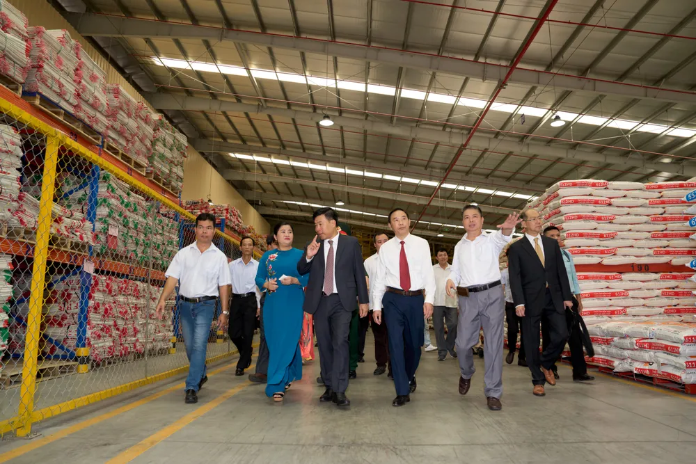 Các đại biểu tham quan bên trong Nhà máy thức ăn chăn nuôi của Japfa Việt Nam