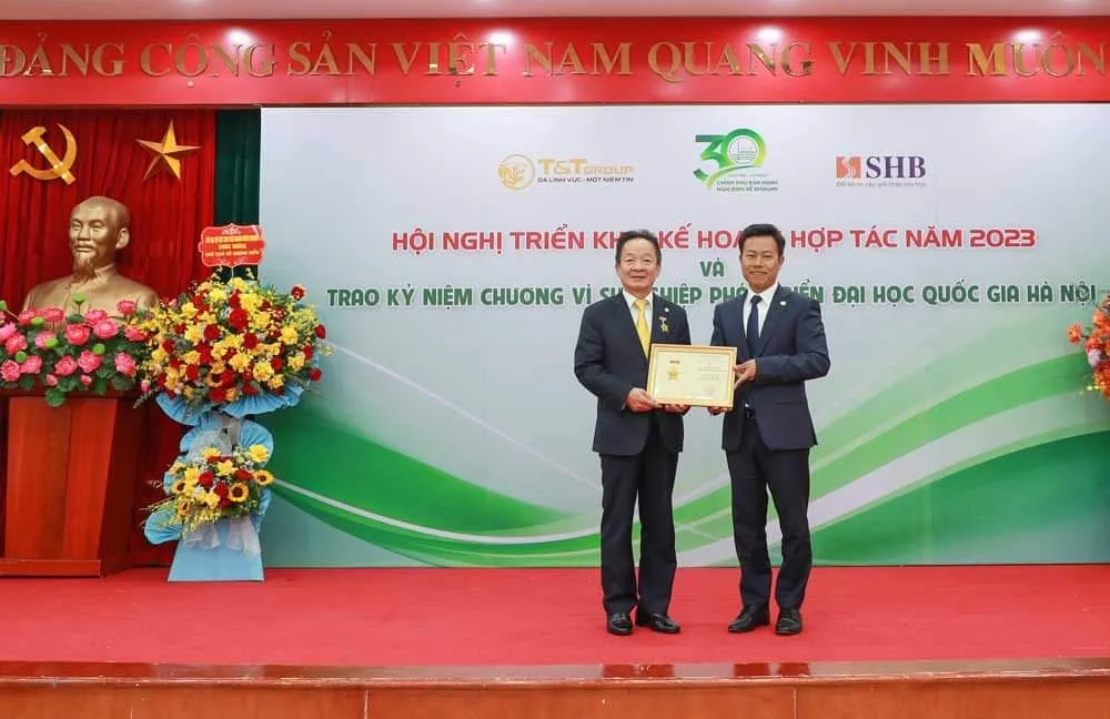 GS.TS Lê Quân (bên phải) trao kỷ niệm chương vì sự nghiệp phát triển ĐHQGHN cho doanh nhân Đỗ Quang Hiển GS.TS Lê Quân (bên phải) trao kỷ niệm chương vì sự nghiệp phát triển ĐHQGHN cho doanh nhân Đỗ Quang Hiển