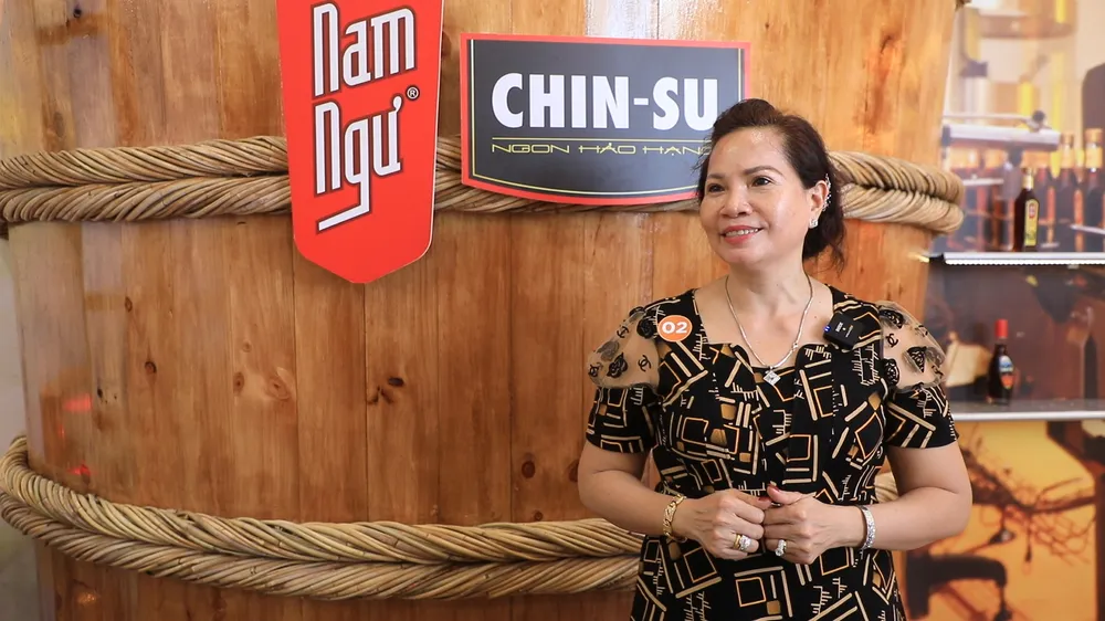 Chị Nguyễn Thị Kim Loan đến từ Đồng Nai, chia sẻ: “Đây là lần đầu tiên tôi được đến tham quan nhà thùng và thực sự choáng ngợp khi chứng kiến quy mô ngoài sức tưởng tượng. Tôi cũng đã thử nước cốt mắm ngay tại chỗ, cảm giác rất tuyệt vời. Quy trình sản xuất an toàn, đảm bảo vệ sinh khiến tôi hoàn toàn an tâm với chất lượng sản phẩm”. Chị Nguyễn Thị Kim Loan đến từ Đồng Nai, chia sẻ: “Đây là lần đầu tiên tôi được đến tham quan nhà thùng và thực sự choáng ngợp khi chứng kiến quy mô ngoài sức tưởng tượng. Tôi cũng đã thử nước cốt mắm ngay tại chỗ, cảm giác rất tuyệt vời. Quy trình sản xuất an toàn, đảm bảo vệ sinh khiến tôi hoàn toàn an tâm với chất lượng sản phẩm”.