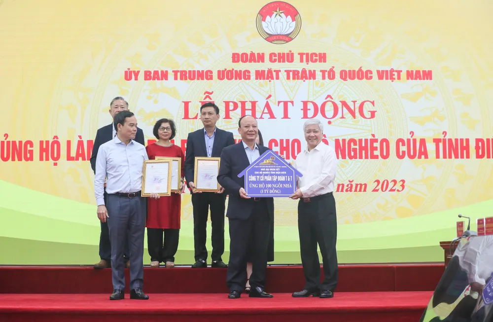 Ông Nguyễn Tất Thắng (đứng giữa, hàng trên), Chủ tịch HĐQT Tập đoàn T&amp;T Group trao tặng ủng hộ 100 ngôi nhà (tương đương với 5 tỷ đồng) hỗ trợ cho hộ nghèo tỉnh Điện Biên