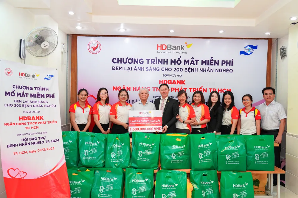 Tháng 3-2023, HDBank tiếp tục phối hợp Hội Bảo trợ Bệnh nhân nghèo TPHCM trao kinh phí thực hiện 2.000 ca phẫu thuật mắt