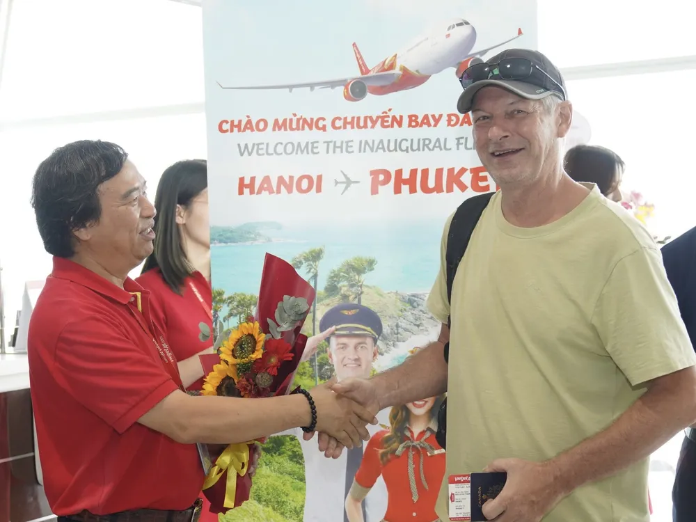 Phó Tổng giám đốc Vietjet Nguyễn Đức Thịnh chào mừng các hành khách trên chuyến bay khai trương Hà Nội - Phuket Phó Tổng giám đốc Vietjet Nguyễn Đức Thịnh chào mừng các hành khách trên chuyến bay khai trương Hà Nội - Phuket