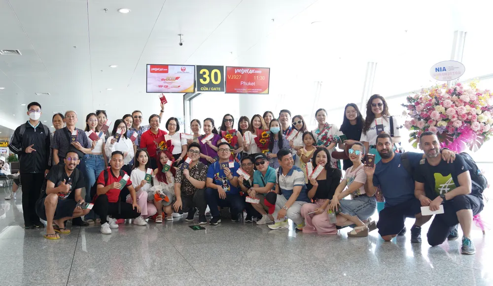 Hành khách hào hứng với chuyến bay đầu tiên kết nối Hà Nội - Phuket Hành khách hào hứng với chuyến bay đầu tiên kết nối Hà Nội - Phuket