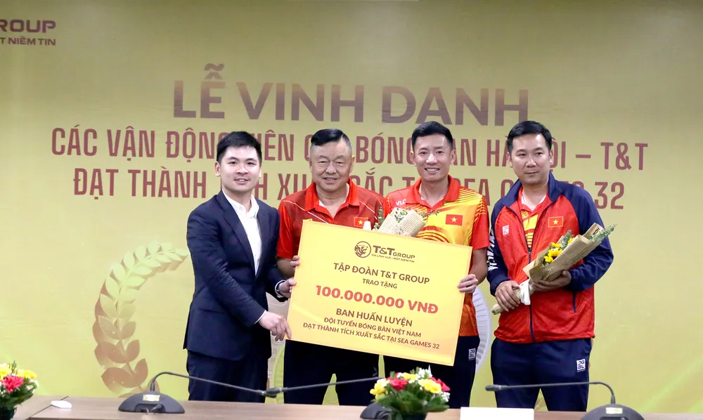 Ông Đỗ Vinh Quang, Phó Chủ tịch HĐQT Tập đoàn T&T Group trao thưởng cho ban huấn luyện đội tuyển bóng bàn Việt Nam Ông Đỗ Vinh Quang, Phó Chủ tịch HĐQT Tập đoàn T&T Group trao thưởng cho ban huấn luyện đội tuyển bóng bàn Việt Nam