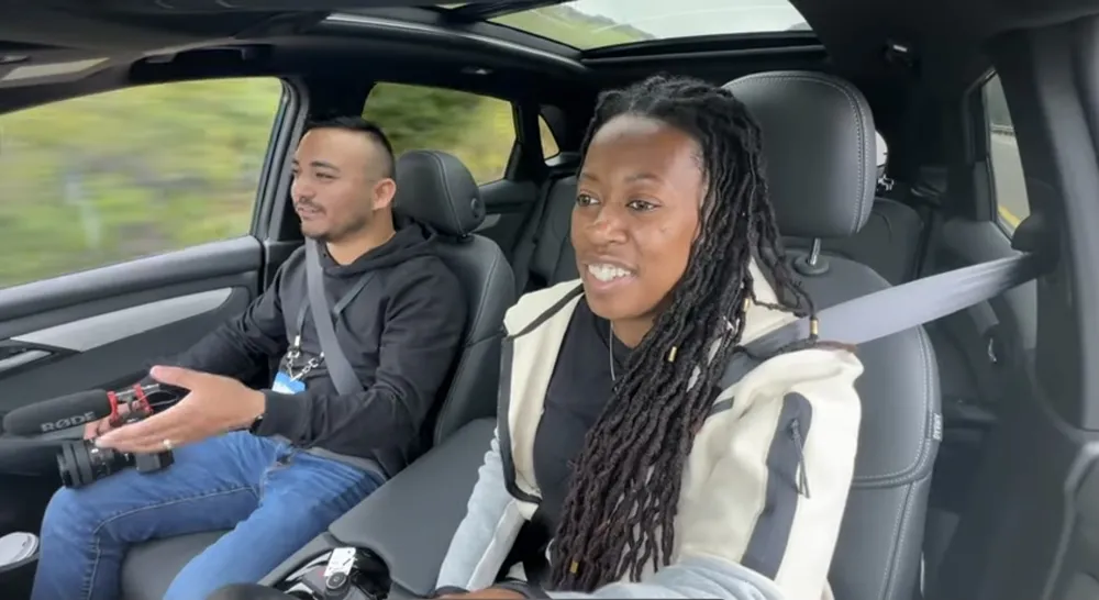 Nữ YouTuber Jervina (TechMe0ut) cùng đồng nghiệp thích thú khi lái thử VinFast VF 8 (Ảnh chụp từ clip)