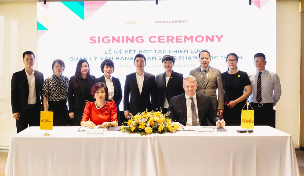 Bà Dư Thị Thanh Nga, Tổng Giám đốc T&amp;T Management và ông Matthew Powell, Giám đốc Savills Hà Nội ký kết hợp tác chiến lược với sự chứng kiến của đại diện lãnh đạo hai doanh nghiệp