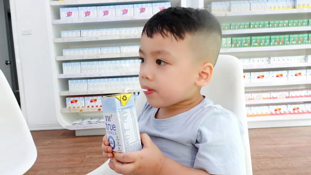 Uống 1-2 ly TH true FORMULA mỗi ngày sẽ giúp bổ sung vi chất, vi lượng và dinh dưỡng hỗ trợ trẻ phát triển toàn diện. Uống 1-2 ly TH true FORMULA mỗi ngày sẽ giúp bổ sung vi chất, vi lượng và dinh dưỡng hỗ trợ trẻ phát triển toàn diện.