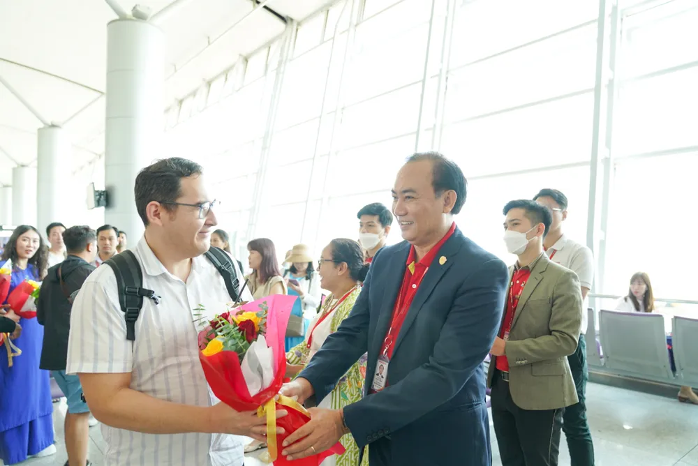 Vietjet chào mừng các hành khách trên chuyến bay đầu tiên từ TPHCM đi Jakarta tại sân bay quốc tế Tân Sơn Nhất