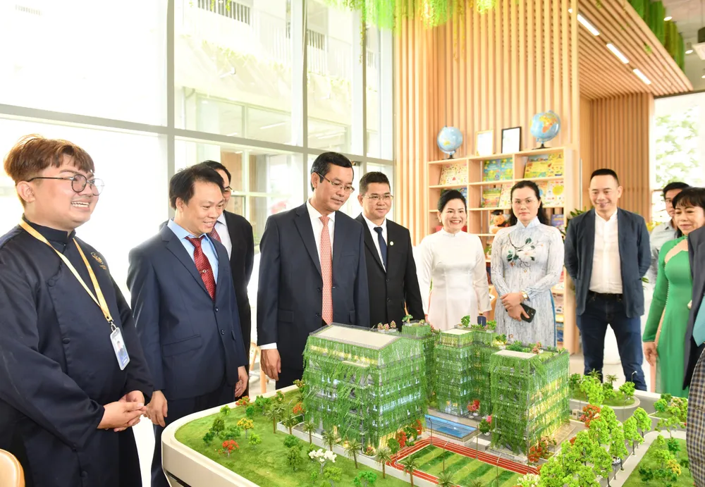 PGS - TS Nguyễn Văn Phúc - Thứ trưởng Bộ Giáo dục - Đào tạo (thứ 3 từ trái qua) cùng đoàn đại biểu tham quan trường.