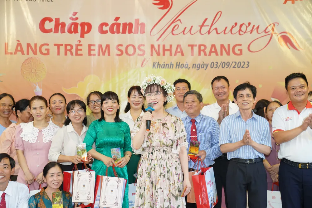 Nữ doanh nhân hát tặng các em ca khúc Tiếng hát giữa rừng Pắc Bó - tưởng nhớ Bác kính yêu nhân ngày Độc lập Nữ doanh nhân hát tặng các em ca khúc Tiếng hát giữa rừng Pắc Bó - tưởng nhớ Bác kính yêu nhân ngày Độc lập