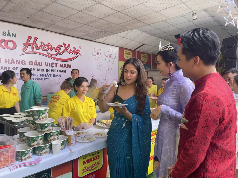 Cô dâu 8 tuổi tham quan nhà máy Mikko Hương Xưa