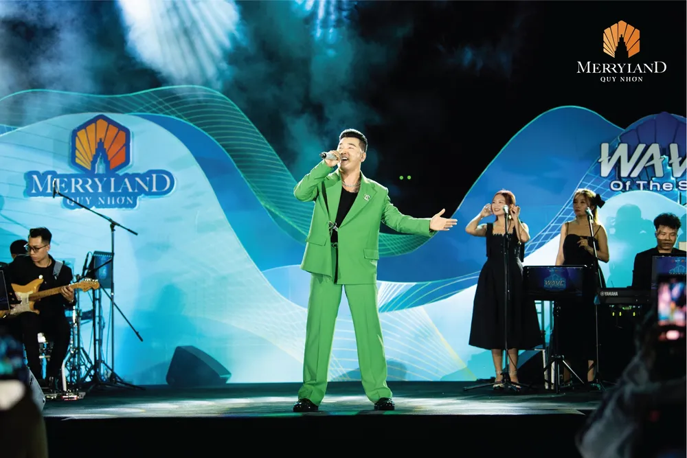 Ưng Hoàng Phúc “cháy” hết mình cùng âm nhạc và khán giả Ưng Hoàng Phúc “cháy” hết mình cùng âm nhạc và khán giả