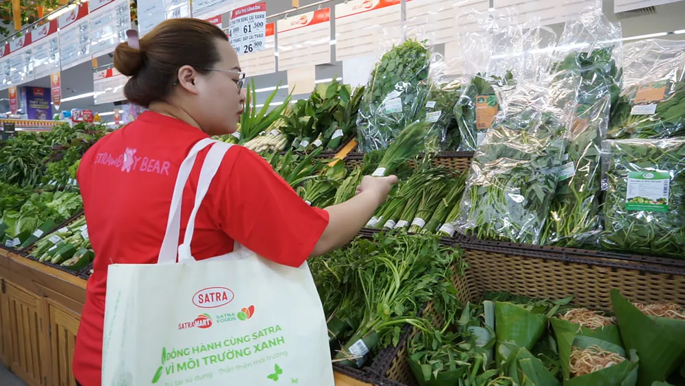 Khách hàng sử dụng túi thân thiện của SATRA khi mua sắm ở hệ thống bán lẻ SATRA. Ảnh chụp tại Satramart – Siêu thị Sài Gòn. Ảnh: SATRA