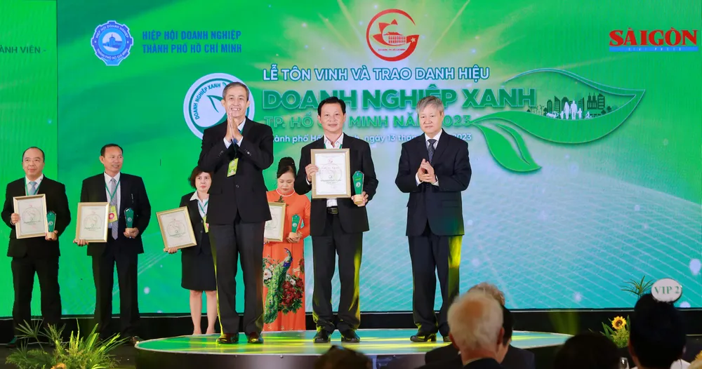 Đại diện Trung tâm Thương mại SATRA Phạm Hùng – Một trong các đơn vị bán lẻ của SATRA cũng nhận Giấy chứng nhận và Kỷ niệm chương ở Lễ Tôn vinh và trao danh hiệu “Doanh nghiệp xanh TPHCM năm 2023”. Ảnh: SATRA