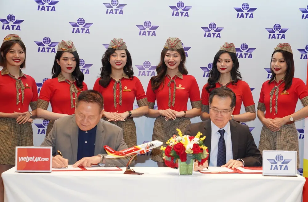 Ông Philip Goh, Phó Chủ tịch IATA khu vực Châu Á - Thái Bình Dương và ông Lương Thế Phúc (trái), Phó Tổng Giám đốc Vietjet, Chủ tịch Học viện Hàng không Vietjet, ký kết hợp tác đưa Học viện Hàng không Vietjet tham gia mạng lưới đào tạo quốc tế của IATA