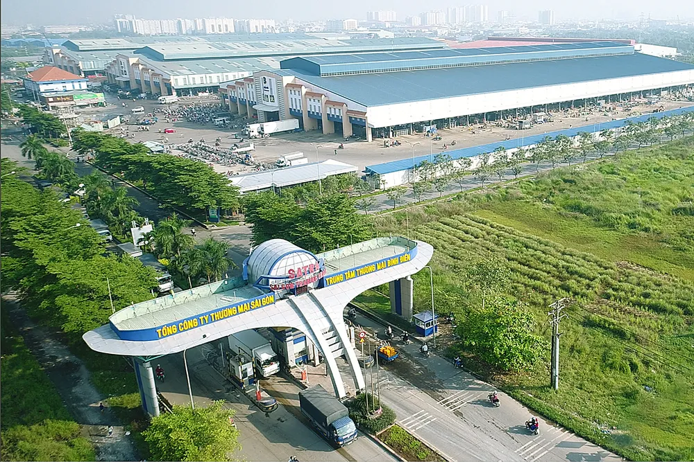 Chợ Bình Điền như một thành phố thu nhỏ, rực sáng và sầm uất với các phương tiện vận tải ra vào liên tục, sản lượng giao dịch tại chợ đạt khoảng 2.500 tấn/đêm với tổng giá trị giao dịch đạt hơn 150 tỷ/đêm. Ảnh: SATRA