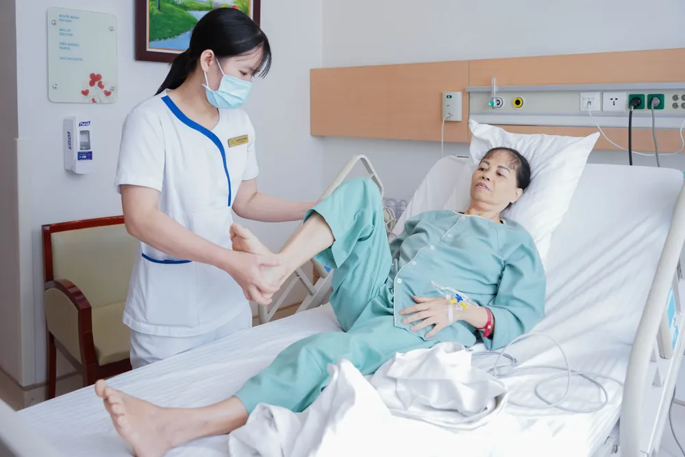 Bệnh nhân được tập phục hồi chức năng hàng ngày Bệnh nhân được tập phục hồi chức năng hàng ngày