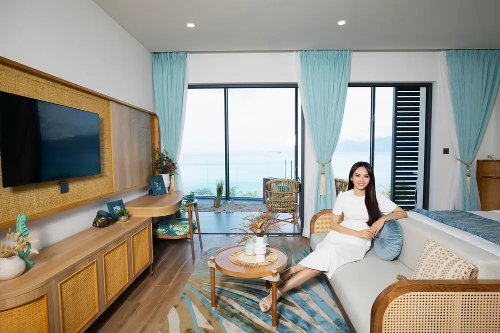 “Sinh ra ở đồng bằng nhưng Mai Phương luôn khao khát được sống gần biển khơi để hòa mình vào thiên nhiên trong lành. Đến MerryLand Quy Nhơn, trực tiếp trải nghiệm căn hộ mẫu MerryHome, ước mơ trong lòng Mai Phương lại trỗi dậy. Sở hữu một căn hộ liền kề biển tuyệt đẹp thế này thì còn gì bằng” - Hoa hậu Mai Phương chia sẻ
