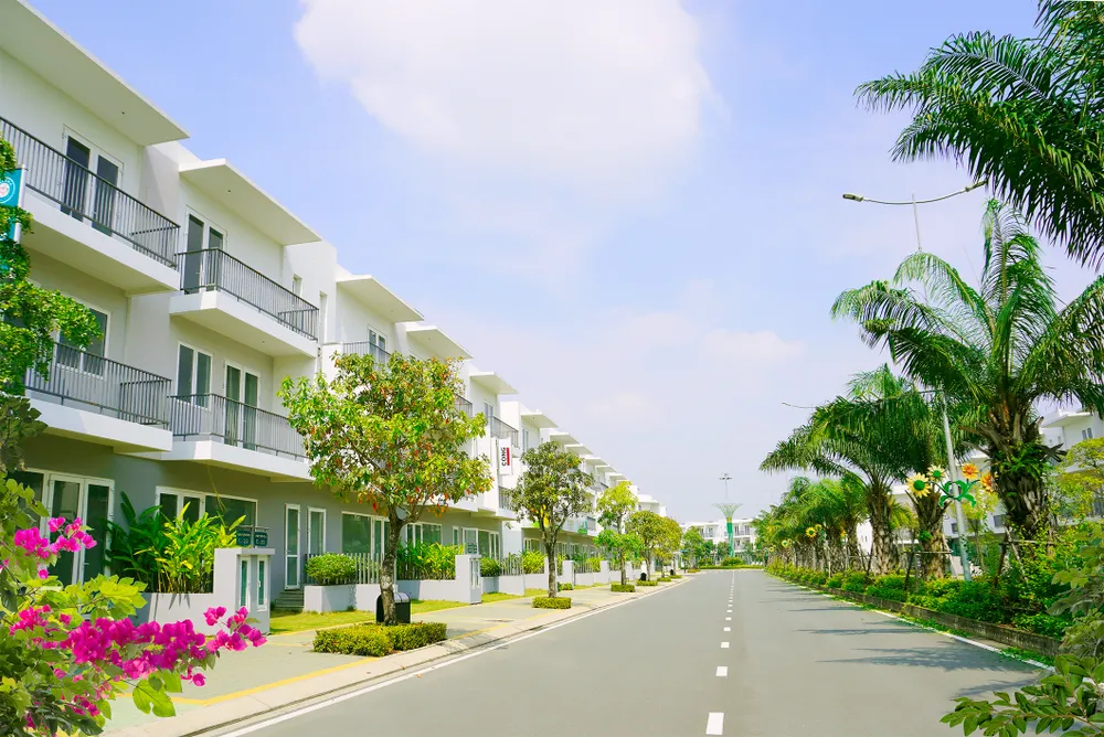 Giao thông trong đô thị Dragon Village được quy hoạch bài bản, nhiều trục giao thông ô bàn cờ giúp cư dân đi lại, truy cập nhiều tiện ích và dịch vụ khác nhau được thuận tiện nhất