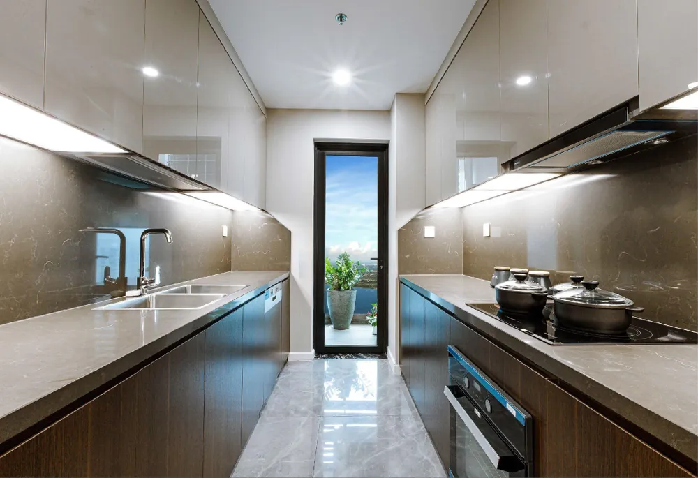 Nhà bếp căn hộ 2 phòng ngủ thiết kế hợp lý, có cửa mở ra ban công tạo sự thông thoáng