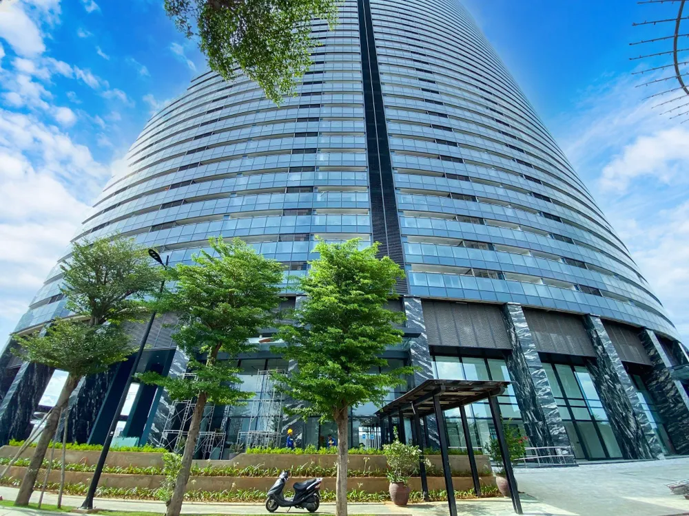 Toàn bộ mặt ngoài của Sunshine Diamond được bao phủ bởi kính Low-E chống ồn, cách nhiệt, đồng thời khai thác tối đa ánh sáng tự nhiên trong mỗi căn hộ, mang lại trải nghiệm sống tuyệt vời cho cư dân