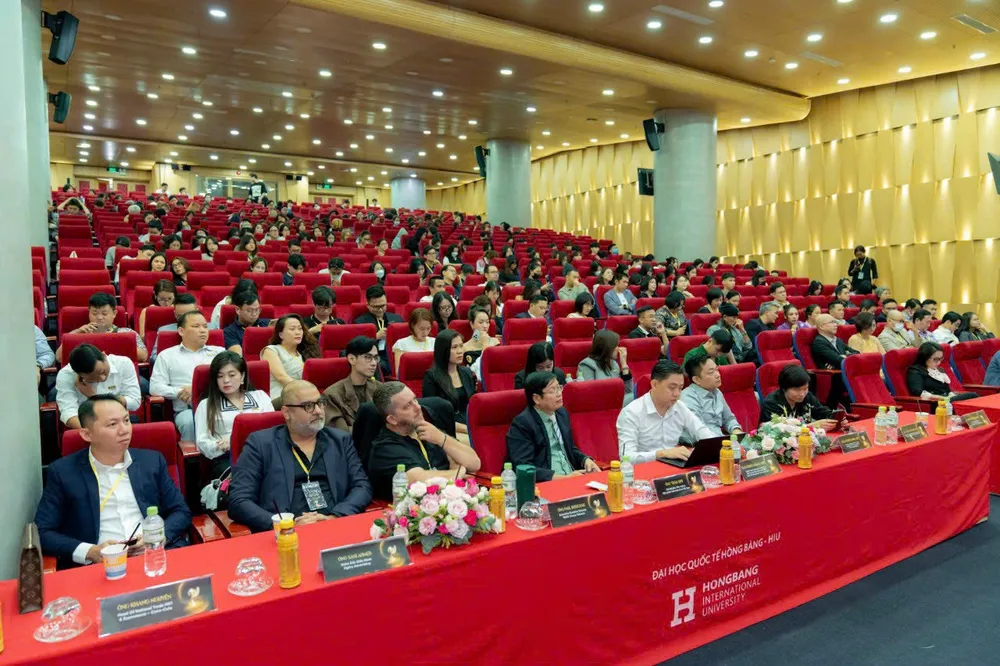 Nhiều lãnh đạo công ty quảng cáo tham dự các đại biểu tọa đàm tại “Tinh hoa Ý tưởng, Bừng sáng tạo Việt”