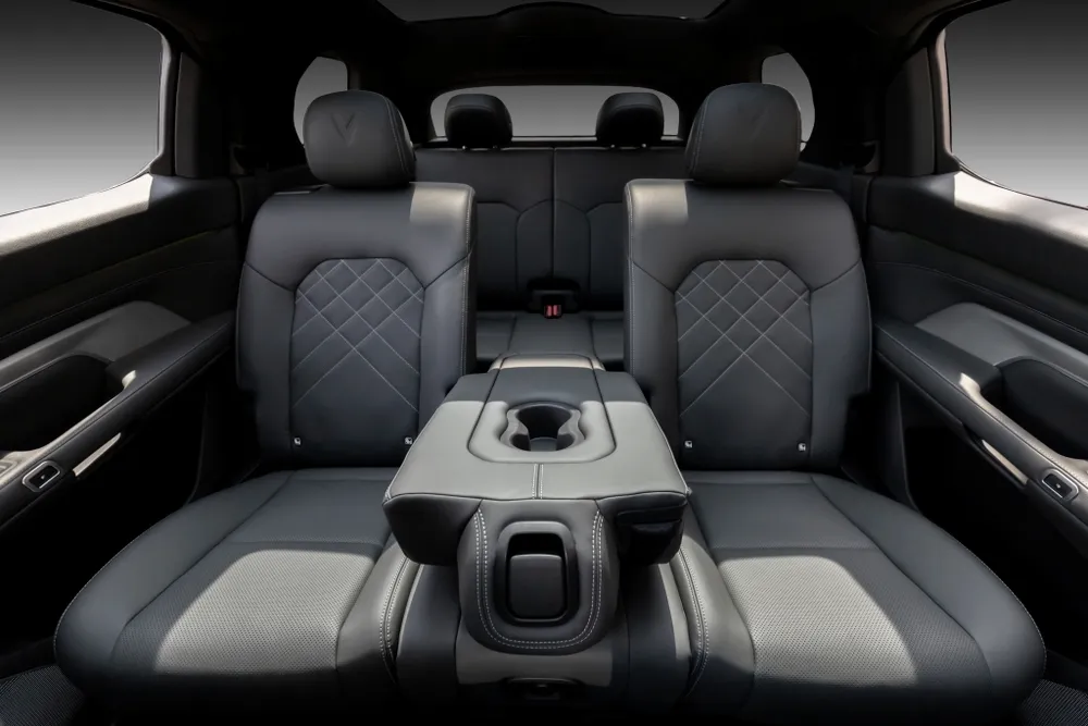 Trên xe VinFast VF 9 phiên bản 7 chỗ, bệ tỳ tay ở hàng ghế thứ 2 phiên bản 6 chỗ đã được chuyển đổi thành ghế thứ 3