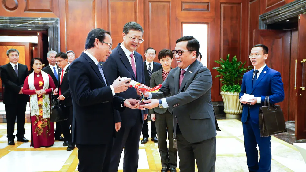 Bí thư Thành ủy TPHCM Nguyễn Văn Nên (trái) và Bí thư Thành ủy TP Thượng Hải Trần Cát Ninh (giữa) chúc mừng Vietjet mở đường bay mới
