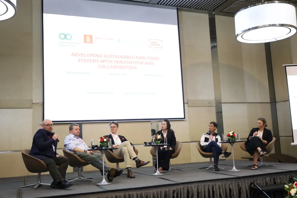 Bà Hoàng Thị Thanh Thủy, Giám đốc Phát triển Bền vững Tập đoàn TH (thứ 3 từ phải qua) đại diện cho đơn vị duy nhất trong ngành sữa Việt Nam chia sẻ kinh nghiệm phát triển nông nghiệp xanh tại Hội thảo