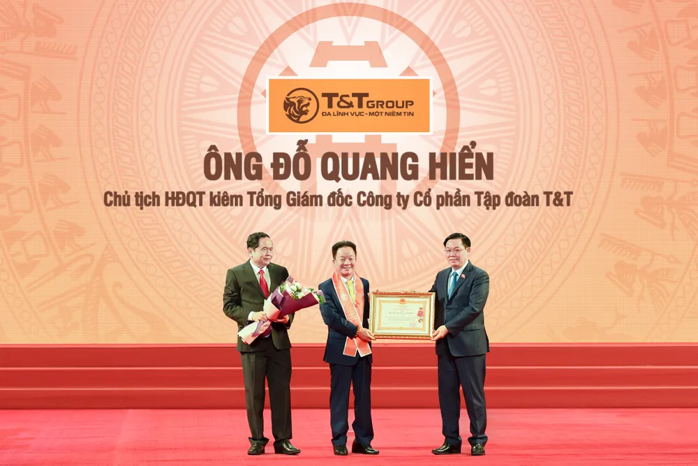 Ông Đỗ Quang Hiển, Nhà sáng lập, Chủ tịch Ủy ban Chiến lược Tập đoàn T&amp;T Group vinh dự là một trong số ít doanh nhân trong lĩnh vực kinh tế tư nhân được trao tặng Huân chương Lao động hạng Nhất, Nhì, Ba