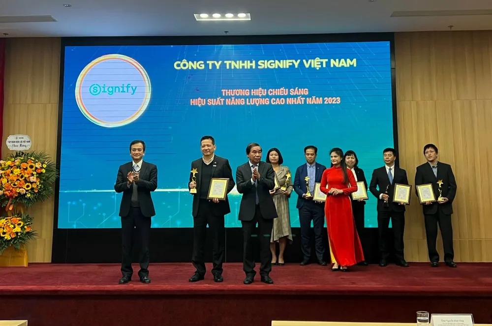 ong-phung-hoai-duong-tong-giam-doc-cong-ty-signify-viet-nam-dai-dien-nhan-giai-thuong-tu-bo-cong-thuong-2-3581.jpeg