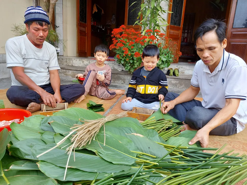 con-chau-hao-huc-sum-vay-cung-gia-dinh-goi-banh-chung-trong-tet-doan-vien-3765.jpg